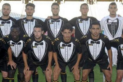 Ισπανία: Πρώτο παιχνίδι με τα... σμόκιν! (video)