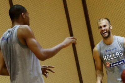 Αντετοκούνμπο: «Πάσαρέ μου την μπάλα Νικ Καλάθη!» (photo+tweets)