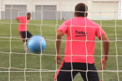 Μπαρτσελόνα: Εκτέλεση πέναλτι με τεράστιες μπάλες! (photos+video)