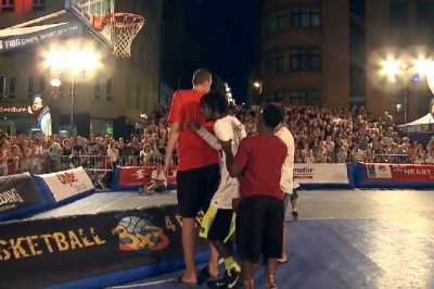 Κάρφωμα πάνω από άνθρωπο με ύψος 2.13 (video)