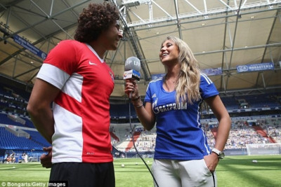 Η Βανέσα σκίζει και με τη φανέλα της Σάλκε (videos+photos)