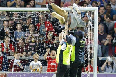 Οι απρόσκλητοι γκεστ - σταρ στον αγώνα των ...σταρ (photos)