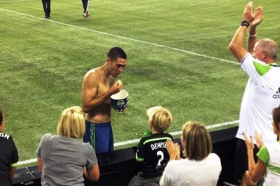 Ντέμπσεϊ: Αντάλλαξε τη φανέλα του για… ποπ κορν (video)