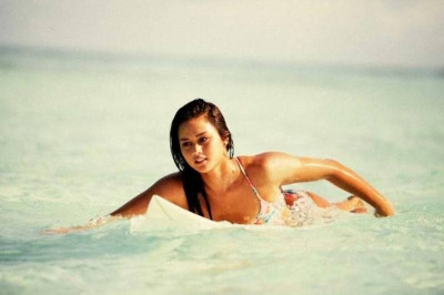 Αλέσα Κουϊζόν: Μια σέρφερ… πειρασμός από τη Χαβάι (photos)