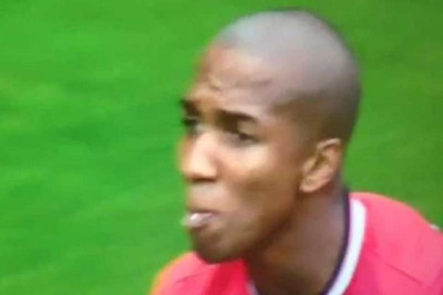 Μάντσεστερ Γιουνάιτεντ: Πουλί κουτσούλισε στο στόμα τον Γιανγκ (photos)