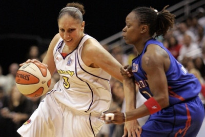 WNBA Top 10: Όταν οι γυναίκες ντύνονται... Λεμπρόν Τζέιμς (video)