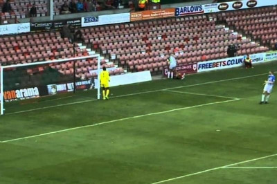 Αγγλία: Κεφαλιά στις... διαφημιστικές πινακίδες (video)