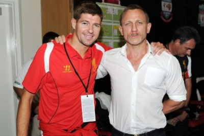 Λίβερπουλ:«Πάσα» στον ... Τζέιμς Μποντ από τον Ρότζερς (video+ photos)