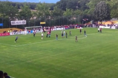 Βασιλεία:  Εισβολή οπαδών για... να παίξουν ποδόσφαιρο (video)