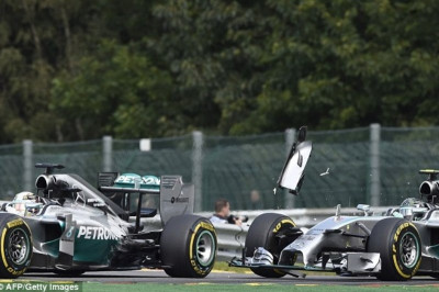 Χάμιλτον: «Επίτηδες με τράκαρε ο Ρόσμπεργκ»(photos)