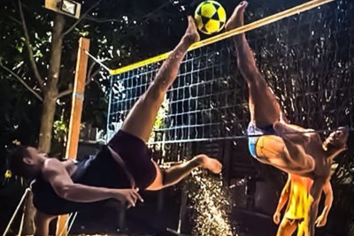 Ροναλντίνιο: Στο ποδοβόλεϊ... καλός είναι! (video)