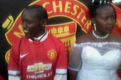 Μάντσεστερ Γιουνάιτεντ: Οπαδός παντρεύτηκε με φανέλα! (photos)