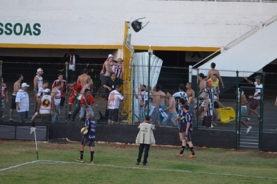 Σκηνές βίας και τρόμου με οπλοφόρο σε βραζιλιάνικο γήπεδο (video+photos)