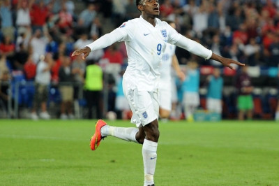 Εθνικός ήρωας στην Αγγλία ο Γουέλμπεκ (video+photos)