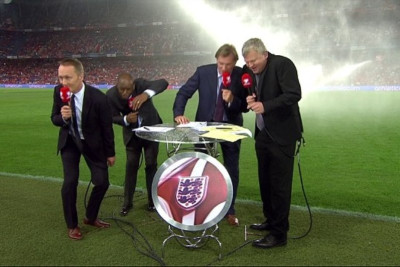 «Ποτίστηκαν» τηλεσχολιαστές στο ματς Ελβετία – Αγγλία (video+ photos)