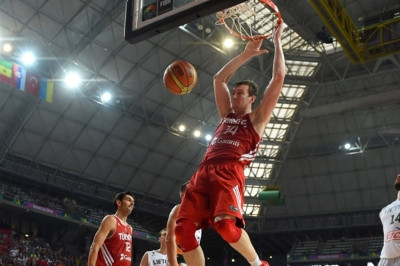 Μουντομπάσκετ 2014: «Ξάπλωσε» καρφώνοντας ο Ασίκ (video)