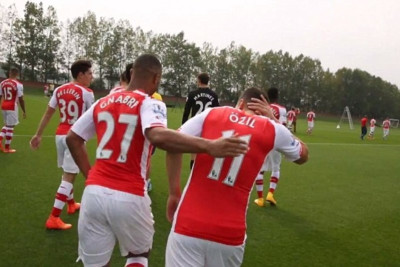 Γέλια και πειράγματα στη φωτογράφιση της Άρσεναλ (video+ photos)