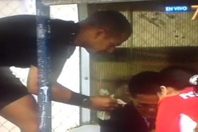 Εκουαδόρ: Διαιτητής μετρούσε λεφτά πριν από ματς! (video)