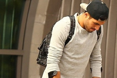 Λίβερπουλ: Με πατερίτσες ο Εμρέ Καν (photos)