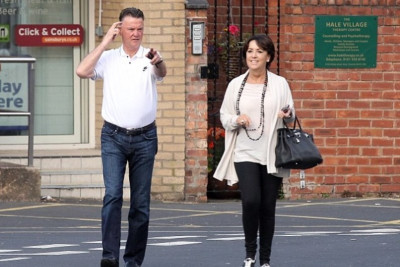 Το αμφιλεγόμενο  δώρο του Φαν Χάαλ στη σύζυγο για τα γενέθλια της (photos)