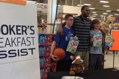 Γιούτα Τζαζ: Τρίποντα και… δημητριακά για Μπούκερ