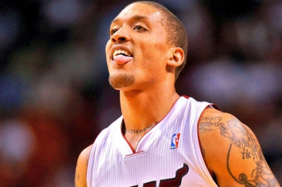 Μέμφις Γκρίζλις: Συμφωνία με Μάικλ Μπίσλι