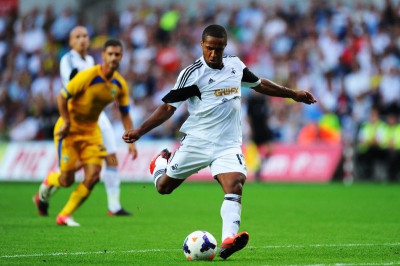 Σουόνσι: Ανανέωσε με Ράουτλετζ