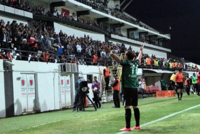 Υποκλίθηκε  στον Γκέκα η Φενέρ (videos+photos)