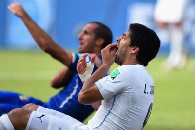 Συνεχίζει να δαγκώνει ο Σουάρεζ (videos+photos)