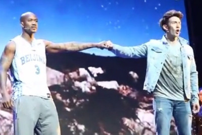 Κίνα: Πρωταγωνιστής σε μιούζικαλ για τη ζωή του ο Μάρμπουρι (video)