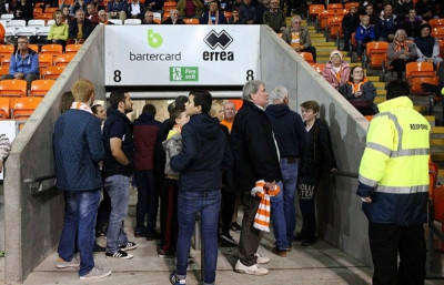 Οργή και ομαδική αποχώρηση από τους οπαδούς της Μπλάκπουλ(video+photos)