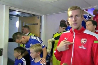 Η άσεμνη χειρονομία του Μερτεσάκερ (fotos)