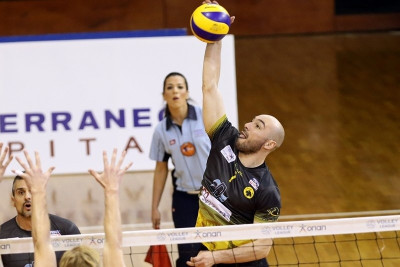 Μαντέκας: «Ακατάλληλες για πρωταθλητισμό οι συνθήκες στην ΑΕΚ»