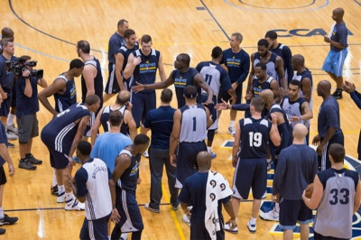 Μέμφις Γκρίζλις: Σύγκρουση Αντετοκούνμπο με Καλάθη και Κουφό