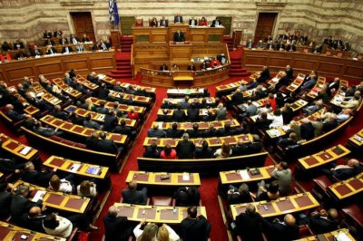 Ψήφος εμπιστοσύνης με βολές κατά ριπάς