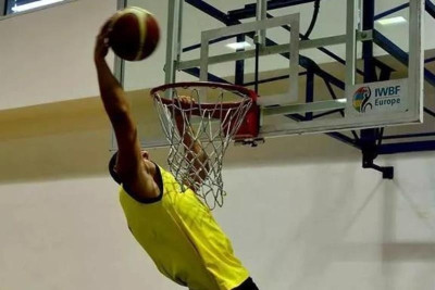 Μπασκετμπολίστας σε αμαξίδιο... καρφώνει! (photo)