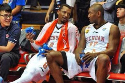 Κίνα: Ντεμπούτο με... απίστευτα παπούτσια ο Ουόρλντ Πις (photos)