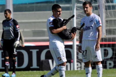 Αργεντινή: Παίκτης πήρε αγκαλιά σκύλο - εισβολέα (video)