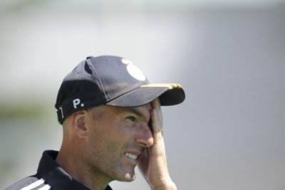 Ρεάλ Μαδρίτης: Δείτε τον Ζιντάν να... διασχίζει τον ουρανό (video)