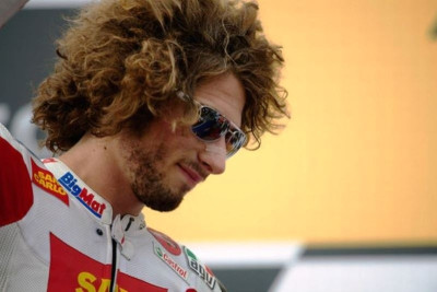 Moto GP: Ένας γύρος στην μνήμη του Σιμοντσέλι (video)