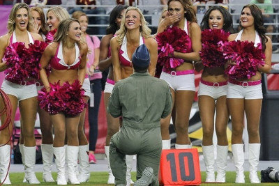 Ο ιπτάμενος και η πρόταση σε τσιρλίντερ μέσα στο γήπεδο (video+photos)