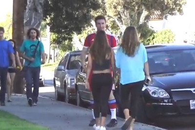 Ρόμπερτ Λεβαντόφσκι: Σωσίας «ξαναχτύπησε» και την... έπεσε σε γυναίκες (video)