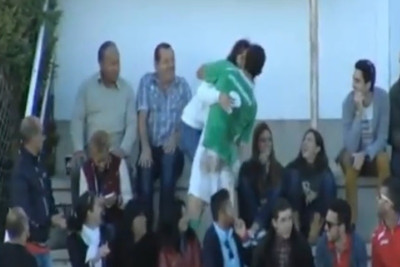 Ισπανία: Παίκτης είδε κίτρινη επειδή... φίλησε τη σύντροφό του (video)