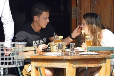 Άρσεναλ: «Χώρισε ο Οζίλ με τη Μάντι Καπρίστο» (photos)