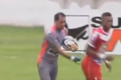 Ονδούρα: Αποβλήθηκε επειδή... άγγιξε τα οπίσθια αντιπάλου του (video)