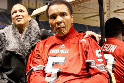 Διαψεύδουν τις φήμες για την υγεία του Μοχάμεντ Άλι οι κόρες του (videos+photos)