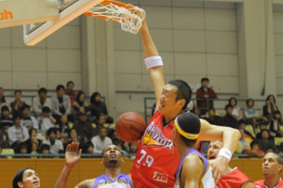 Θεόρατοι μπασκετμπολίστες καρφώνουν χωρίς να πηδάνε! (video)