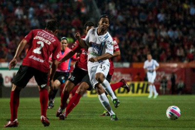 Γκολ με κεφαλιά και πανηγυρισμός με … αγκαλιά για Ροναλντίνιο (video)