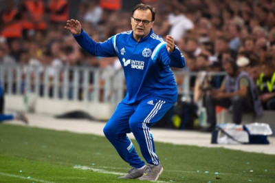 Κάθισε πάνω στον … αχνιστό καφέ ο Μπιέλσα (video)