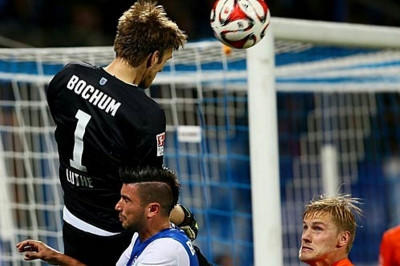 Κεφαλιά ασίστ ο … γκολκίπερ της Μπόχουμ (video)